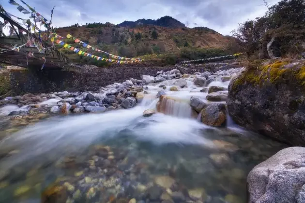 Bridge_over_the_tributary_of_the_Lachung_River__North_Sikkim