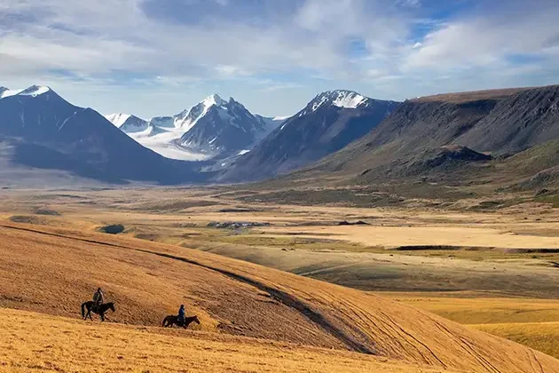 Riding-nomadic-horsemen-on-sunset-in-Kazakhstan