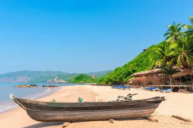 Sun-kissed-beach-in-Goa