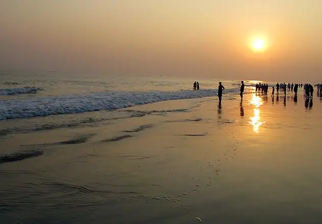 people-enjoying-sunset-view-in-evening-at-puri-sea-beach-Odisha-India
